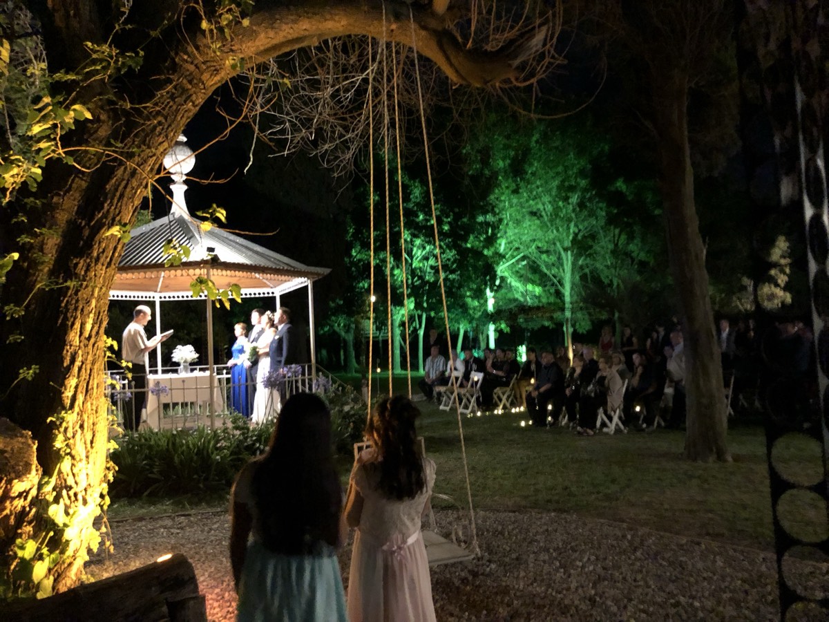 Evento social en los jardines de La Aureliana