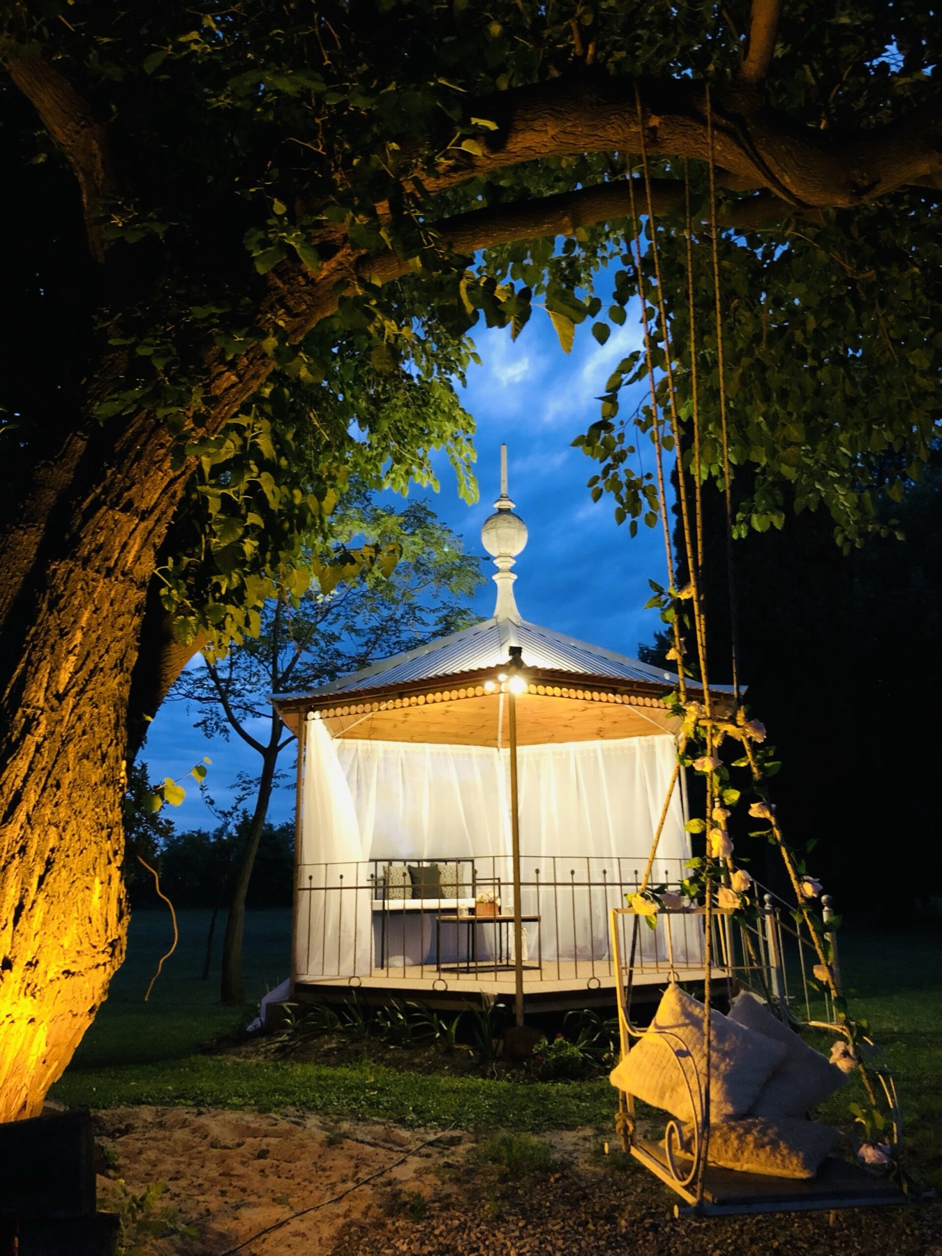 Gazebo iluminado en los parques de La Aureliana, de noche