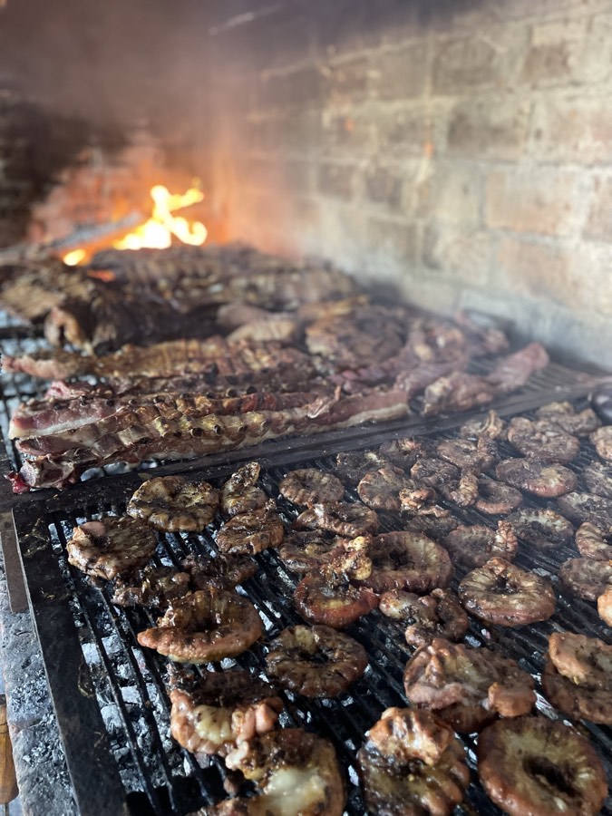 Asado al fuego en el restaurant de La Aureliana