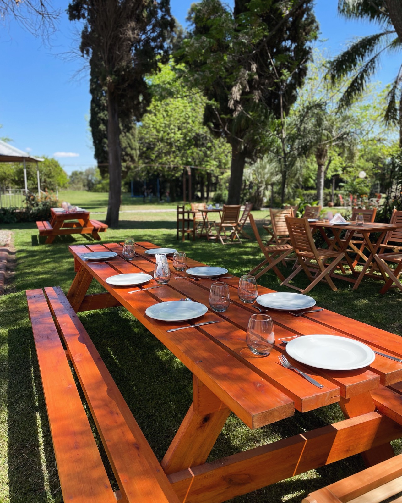 Mesa puesta en el jardín del restaurant de La Aureliana