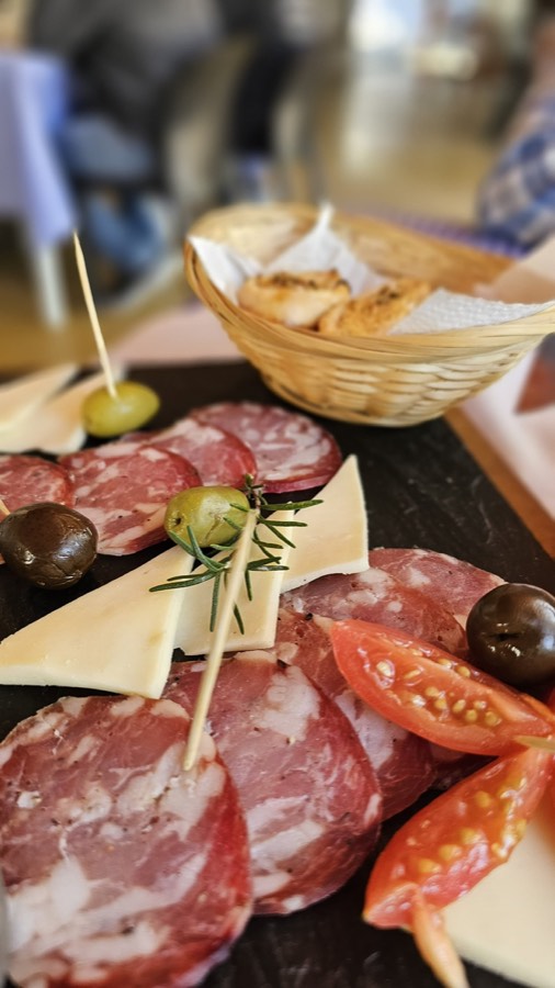 Picada de entrada con jamón, aceitunas y queso