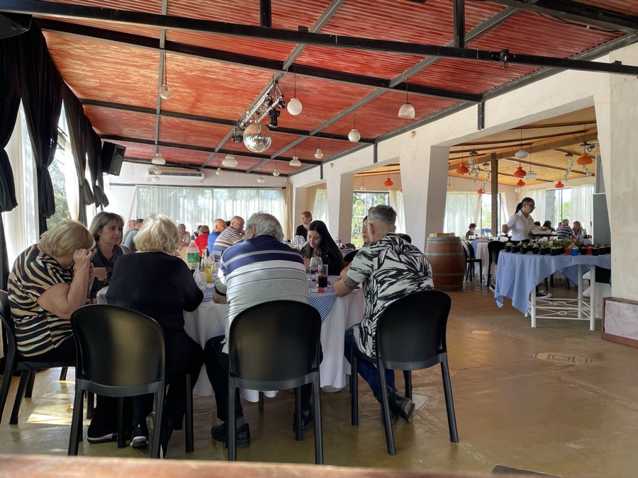 Comensales almorzando en el salón de La Aureliana